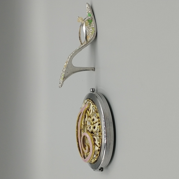 High Heel Shoes Keychain and Monogrammed "D" Compact - Picture 4 of 8